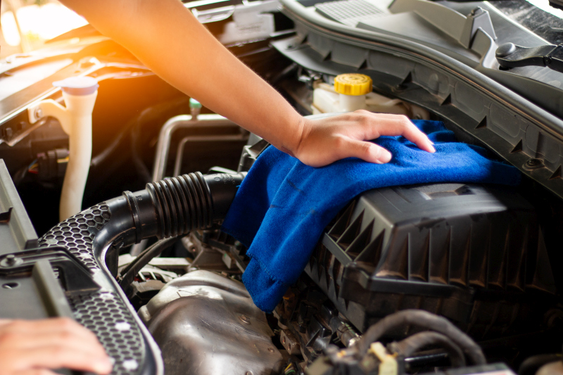 ručné čistenie motorového priestoru auta mikrovláknovou utierkou